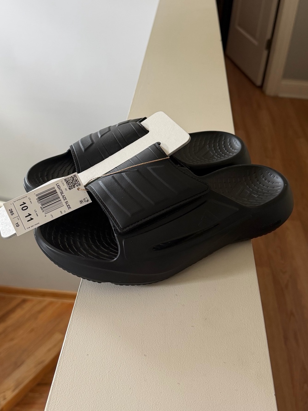 Brand new”ADIDAS(Unisex)slippers-lightblaze slide.Size-M-10,W-11.Color-black.🖤